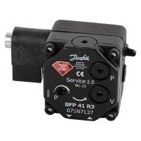Pompe Danfoss  Modèle BFP 41 R3 071N7137. Rotation  DROITE (horaire).  Pompe à fioul compacte avec boîtier standard, électrovanne placée sur le coté, régulateur à membrane, filtre annulaire et réglage de la pression. La plage de pression choisie est en fonction de l'emplacement du régulateur de pression: Réglage frontal 7 à 15 bars. Réglage latéral 7 à 20 bars. A noter: pour raccorder à un tube, ôter la vis de by-pass située dans la prise vacuomètre. Les pompes à huile de service 2.0 de Danfoss ont pour vocation de durer 10 fois plus longtemps, lorsqu'elles sont installées dans des applications critiques (avec des conditions de charge lourde, par exemple).